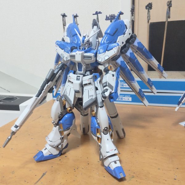 νを作っているとどうしても気になるHi-ν、ミキシング用で何パーツか手に入れてましたが、結局まるごと買っちゃた😅。ジャンクとの事でしたが、状態は良いです、現時点では当たりかと。並べると全然違いますね😁、レビュー記事では分かりませんでした。コイツで色々と考えてみたいと思いますが、最高傑作と言われるRG Hi-ν、めちゃめちゃカッコ良いですね😃。（1枚目）