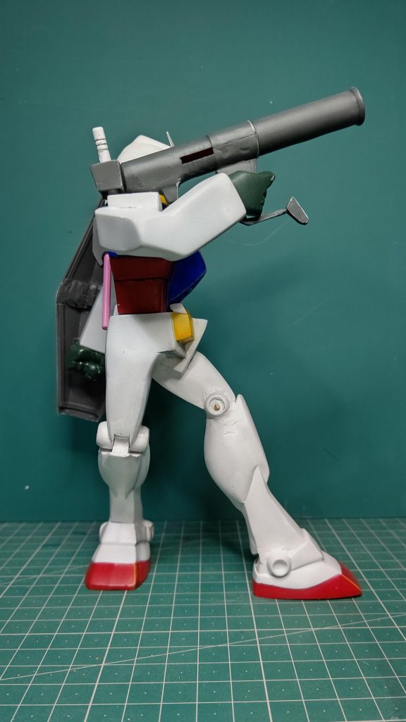 ありえない角度に曲がったバズーカを持つ右腕側。見えない部分は全て省略の手抜きwww無駄な労力は使いません✌️