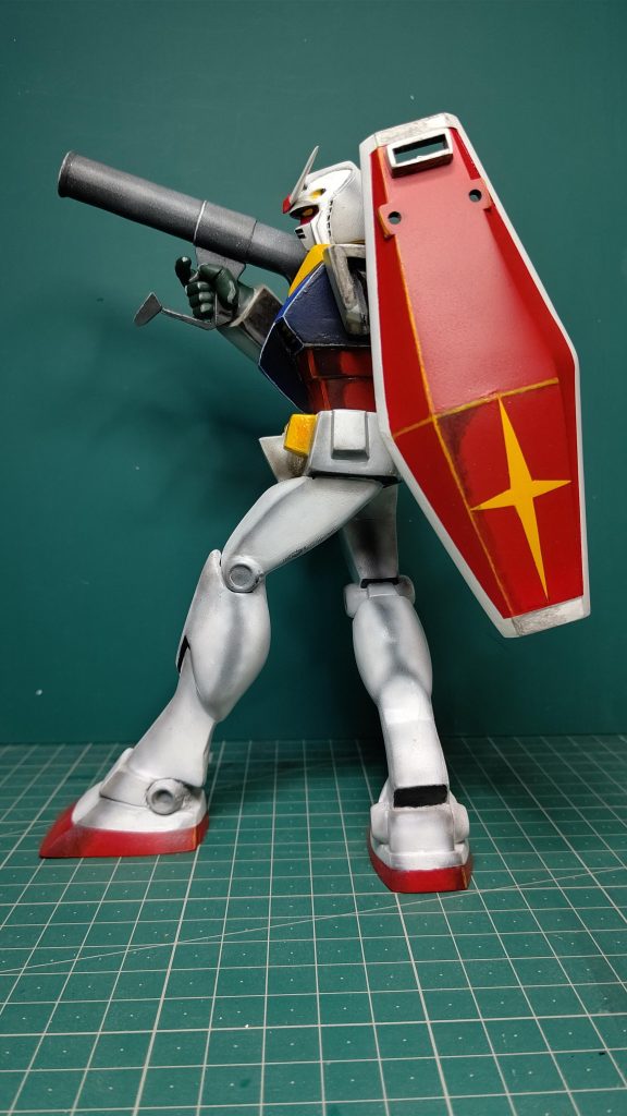 上が長く下が短いいびつな形のシールドも再現。