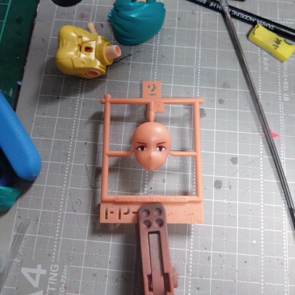 昨日久しぶりに美プラの顔をと考えていつも難しいアイペイント。何とか簡単にできないかと実験的に試してみてます。初めの写真が現在なのですが2枚目からスタートです。30MSの顔を使用してます。それで自分のイメージはもう少し目を細くしたいなと思いまして溶剤を綿棒につけて目のタンポ印刷の下部分を少しずつ拭き取ってみました。うーんイマイチだなぁ、と思いマイクロセラブレードを使用して少しずつ下部分を削って瞳の部分も少し小さく削ってみました。眉もイメージより少し太いのでそっと削って整えました。大体良さそうだなぁと思いラッカークリアー吹いて乾燥。今日は乾燥したものにエナメルホワイトで白目部分を足してみました。それが最初の写真になります。初の試みでしかも実験的ですが今のところ大丈夫かも。乾燥後ラッカークリアで閉じ込めてエナメル塗料で瞳の書き込みに挑戦してみます。元の位置があるので左右のズレがなくて良さそうですが瞳の書き込みがどうなるかですね。🤔  （1枚目）