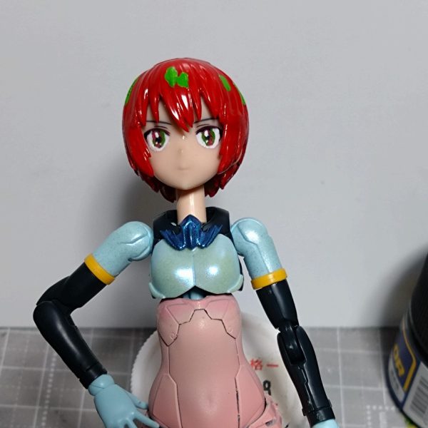 ララァ用に購入した物が届きましたがこちらが気になり少し修正。耳が見えるようにカットして耳と髪の隙間に裏側からパテ盛りしました。そして全体的に丸くなるようにヤスリがけ。髪色に緑を追加。使ってないボディに付けてみました。前髪少し短いかもなぁ。プラ板で制作するかなぁ。衝動的に制作しましたが、今更ですがフィギュアライズスタンダードで発売されるんですね。😅コレは先に完成させなきゃダメですね。🤔  （1枚目）