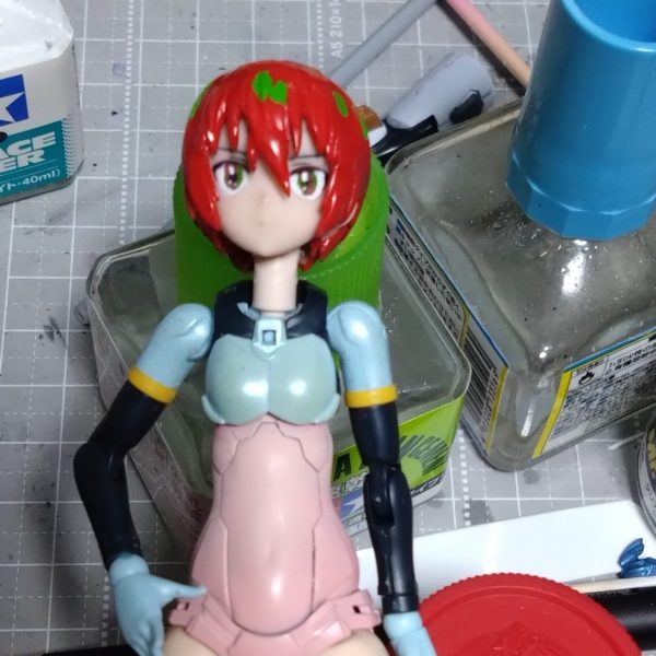 前髪少しプラ板で追加制作しました。そしてジト目顔も制作。まだクリアオレンジでのラインなので薄いですから違う色で濃いラインにするか？このままでも良いかもなぁ？って思います。後はボディどうしようかと検討中。ララァも進めたいので早めに仕上げたいです。🤔 （1枚目）