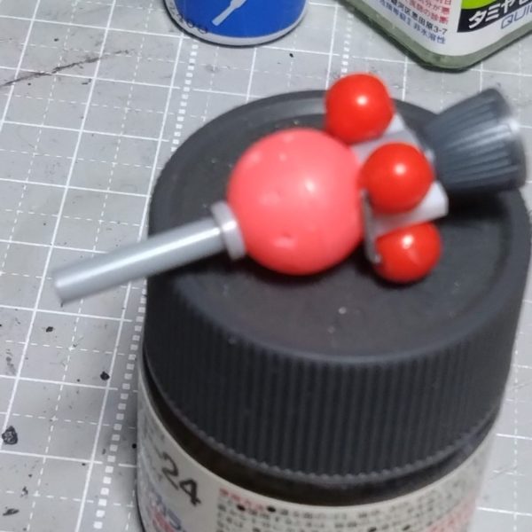 制作中のビットのような物試作モデルが完成しました。マチュの制作時に妄想してたものの制作方法が思いつかずに断念してましたが何となく思いついたので制作開始です。あと3個作るつもりですが…面倒ですが作ると思います。どっかのアニメのように6個装備も良いですが4個目標にします。田舎者なので明日出掛けるのであったら買っちゃうかもなぁ。赤いガンダム…もう無いだろうなぁ。前回ハンマー制作に使用した家にあった浮き球。これにガイドとなるマスキングテープ貼ってマーキングしてピンバイスで貫通しない程度に穴開け。後は買ってきた釣具の赤ビーズ、プラパイプ、真鍮線とバーニアの組み合わせです。塗装するので関係ないですが釣具なのでブラックライトで発光します。固定用のパーツ着けときゃ良かった。何か考えます。🤔ミッションインポッシブル…。  （1枚目）