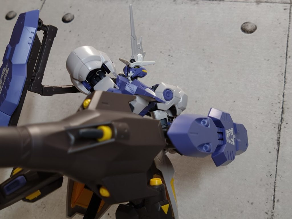 ダインスレイヴ発射直前!  鉄オル2期後半いい機体多いのに話キツすぎてまともに見返してないw   厄災戦時と同じ仕様なだけあって武装モリモリだね