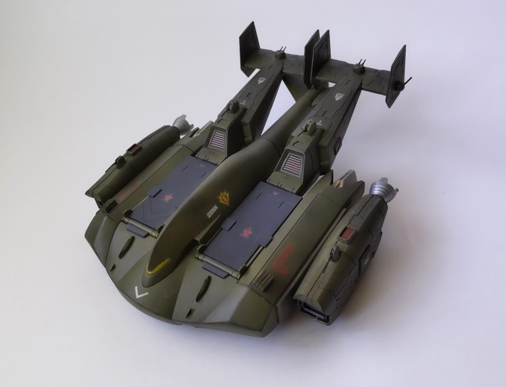 ご覧いただきました皆様ありがとうございました!!(^^♪今回も濃い目マシマシな物語で『アララトサンニムカエ』『トライバル隊』についての真相が少しずつ紐解かれてきました〜φ(..)カキカキではガンプラ紹介いきます!今回ノアズ・アークに使ったキットは、まさかの水星の魔女より「ティックバラン」でございます〜!というのも物語を作り始めた頃、ジオンの戦艦系キットが手に入らずどうしたものか悩んでいました。そんな中、量販店で山積みのコレがあり「いじって緑に塗ってジオンのデカール貼ればイケるのでは!?」と浅知恵で作りました〜(;^ω^)パテで造形&穴埋めして、他キットから30ММと他メーカーの1/700軍艦装備セットを流用してます!大きさのイメージはムサイ級より遥かに大きく、MS発艦口が4つあることから1個中隊は収容可能としてます。