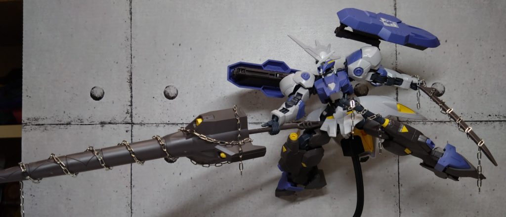 棚飾るときはこんな感じ✨  鉄オルガンプラは全機の武器に百均の鎖巻いて飾ってます  カッコイイでしょぉ?