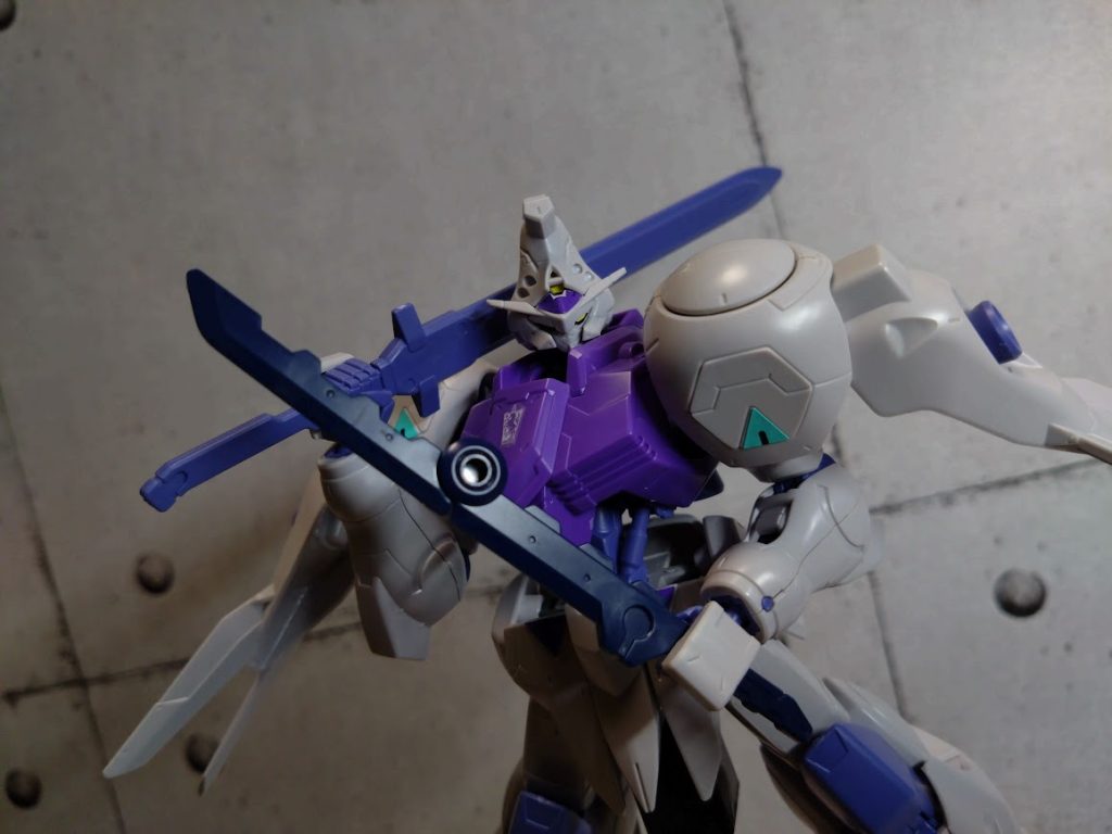 コンバットナイフ＆ついでにパーツセットについてたブレード　　無塗装じゃ使いようがない…