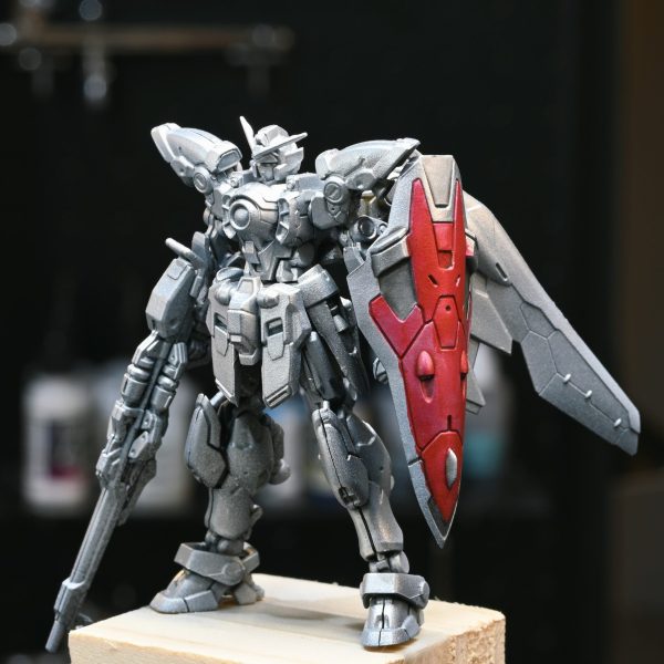 Wガンダムで、ウォーハンマー塗装の練習中。シールドを BAAL RED でベース塗装し、NULN OIL と REIKLAND FLESHSHADE でスミ入れ。陰影を強調して、重厚感を意識しました。境界を意識しないで塗ったから、ベースの赤がはみでました。次はエッジハイライトを入れて、もっとウォーハンマーっぽい仕上げを目指します。