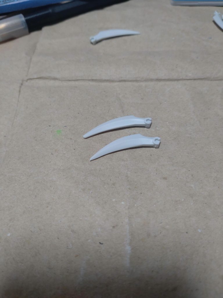 やったことは爪のシャープ化位かな 蛍光爪はやってませんが…