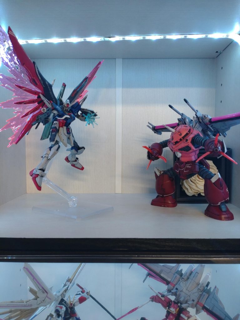 RGエールストライクガンダム展示してた場所にゼウスシルエット完成する迄仮置き。ただこの展示に使ってるカラーボックスにはゼウスシルエットセットのディスティニーガンダムは置けない事確実…また考えよう