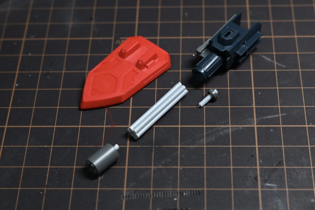 ガトリング砲身は、パーツそのままだと違和感のある形状だったため、1.5ミリプラ棒を連結し、自作しました。はめ込み式で分解可能にしたことで、塗り分けをしやすくしています。