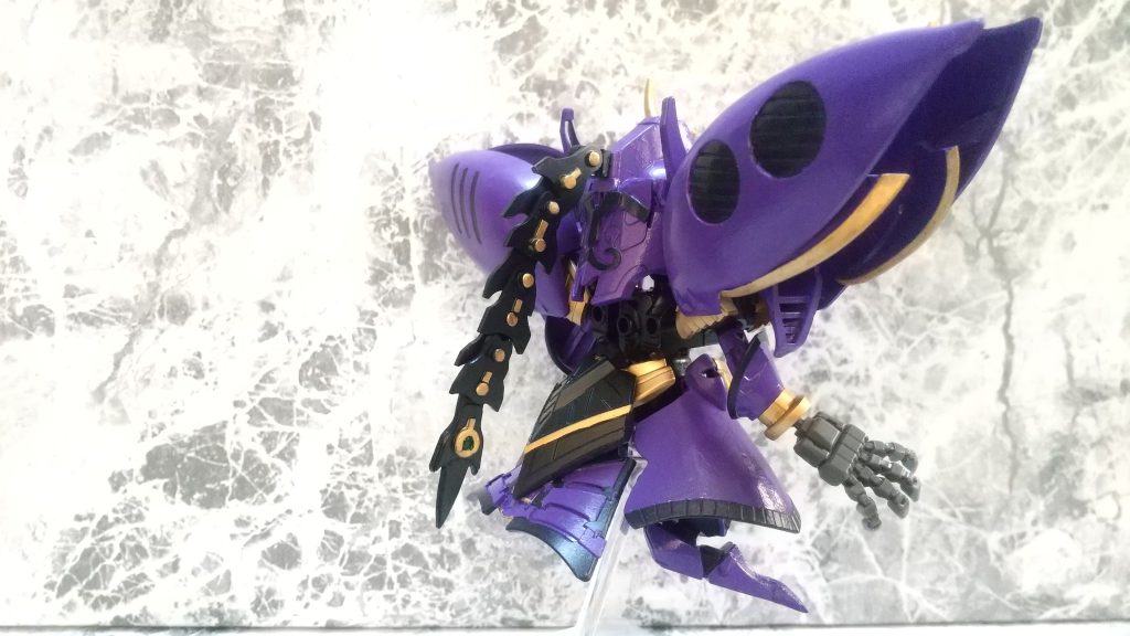 真闇元帥 陀無徒(ダムド)本家の真闇元帥とは違い、キュベレイ ダムドをイメージした姿に闇元帥の頭部の鬼が象られたクワガタの接続部を増設し、個人的にベストな配置にクレオパトラキュベレイの肩にSD Gジェネシリーズのキュベレイのパーツを改造・接続 ディテールを追加させるなどして大型化下半身後ろ部分に信長ガンダムエピオンのパーツを使用闇元帥の火登攏刀(ヒートロッド)部を、真闇元帥の後頭部に付け、邪麗が変化した感を出しています