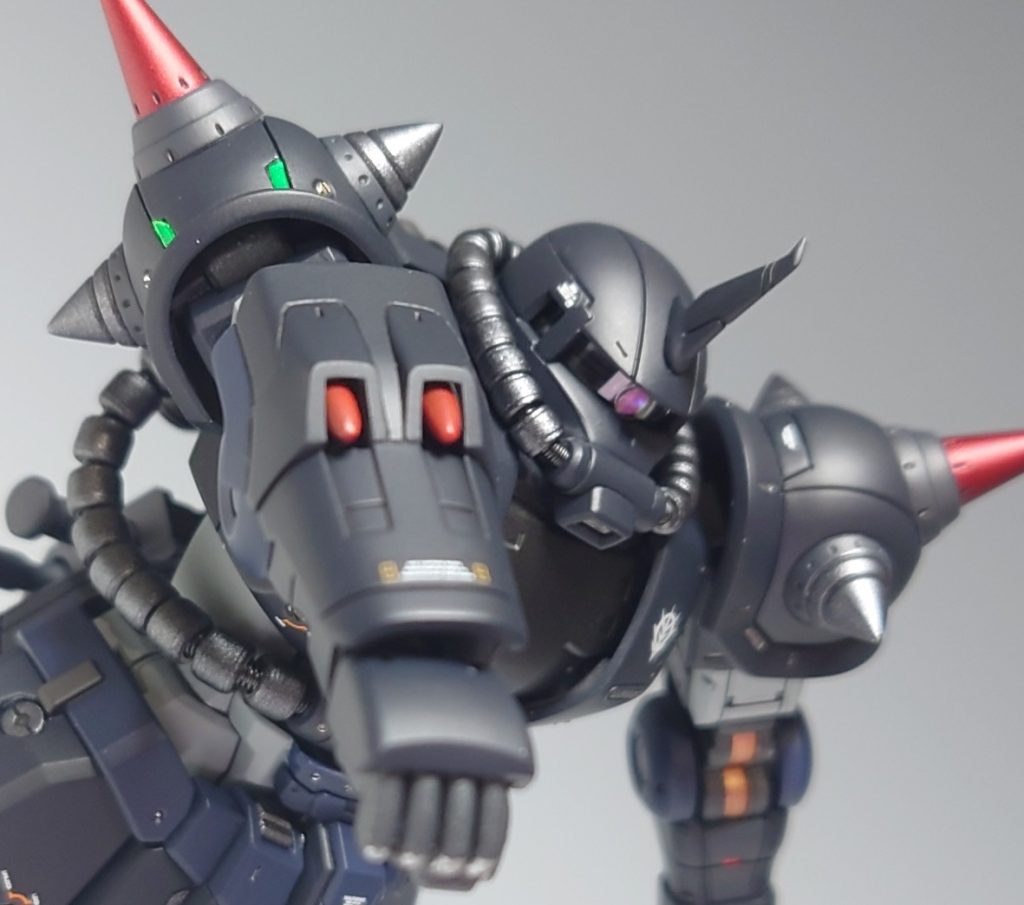 【腕部グレネードランチャー】[設定]　右腕部に装備された2連装式グレネードランチャー。威嚇や牽制が主用途だが、敵機の部位破壊から携行装備の破壊が可能な威力を有している[解説]　これはイフリートイェーガーの余剰パーツを使用しています。