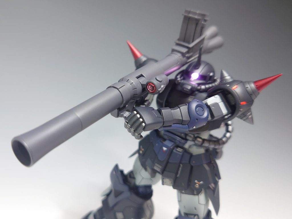 【ザクバズーカB2型】[設定]　ジオン軍標準の装弾数5発のMS用バズーカ。 [解説]　こちらはセルマ機のものをそのまま流用しました。スコープ部に30MMのマテリアルシールを貼ってます。