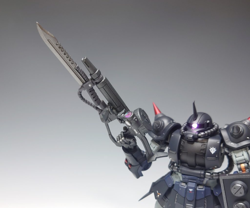 【改良型ザクマシンガン typeG (銃剣付)】[設定]　地上用に改良されたザクマシンガン。ヒートダガーを銃剣として装着。[解説]　エグバ機に付属のザクマシンガンの銃身部分を少し改造しました。