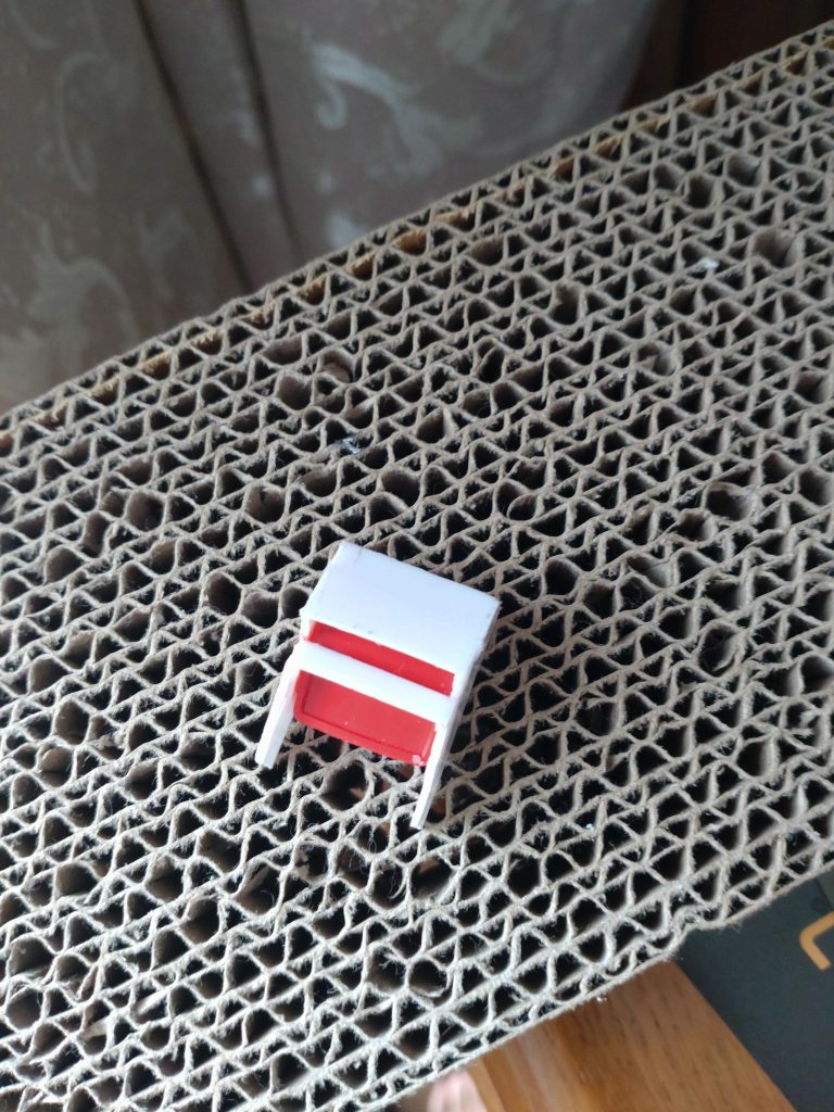 そのランドセルにミンティアのケースを切った、貼ったして形を作りました。カッターで切れるんですけど接着剤がこの素材はくっつかないんですね。ですので木工用ボンドで対応しました。