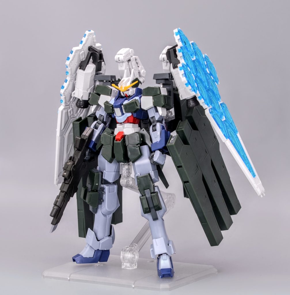 塗装前のミキシング状態てす。グラスフェザーは上からクリアイエローを吹き付けてグリーンカラーに色替えしましたキット付属の銀シールのおかげで煌めきます