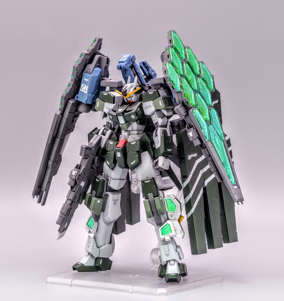 ディナイアルをベースにサバーニャのパーツを組み込んで頭身を上げ、万博ガンダムからグラスフェザーの色替えやサブアームを流用して追加装備にしましたイノベイターに覚醒したライル専用の新型サバーニャです