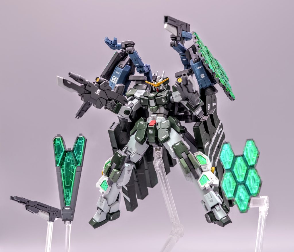 乱れ撃つぜえぇ!!!GNグラスフェザーはケルディムのシールドビットの後継兵器のイメージで製作しましたビームなどのエネルギーを反射可能な設定です