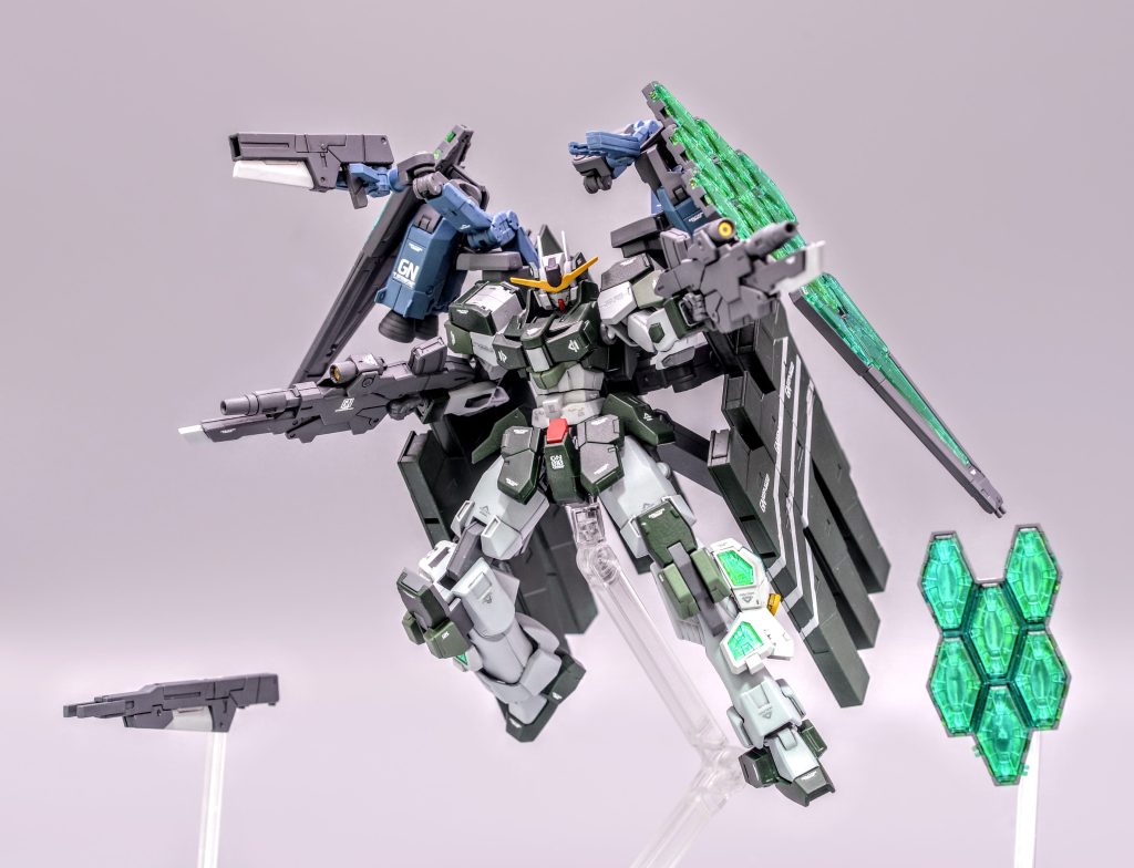 サブアームはデヴァイズデュナメスを参考に追加装備された設定で、シールドを前面に展開しつつサブアームでGNライフルビットを把持して射撃することも可能です