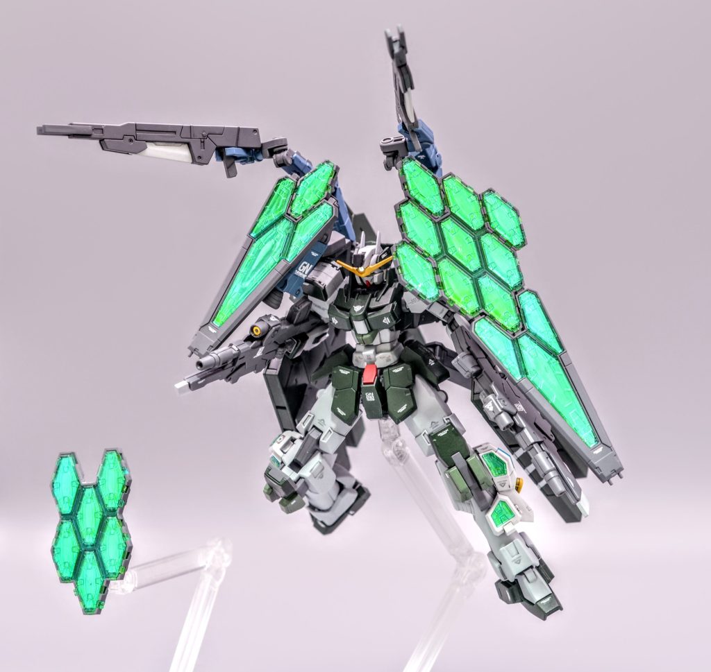 デュナメスのフルシールドのように機体前面に展開して防御することも可能です