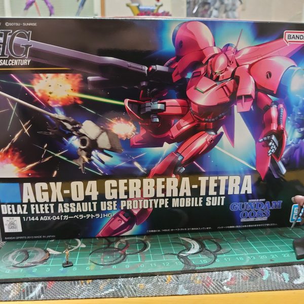 hgucガーベラテトラ、出来る所は合わせ目消しの黒立ち上げで制作します。モノアイは蛍光クリアのランナーを輪切りにして埋め込みました。（1枚目）