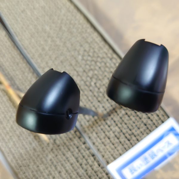 hgucガーベラテトラ、出来る所は合わせ目消しの黒立ち上げで制作します。モノアイは蛍光クリアのランナーを輪切りにして埋め込みました。（3枚目）