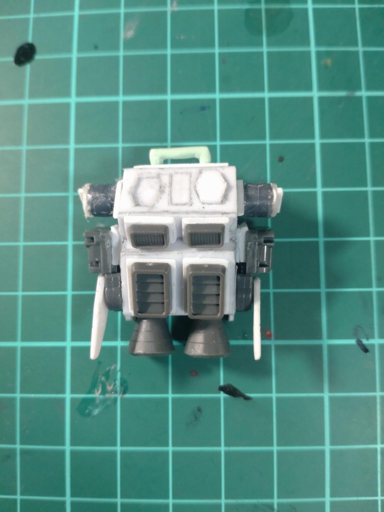 なんか、1ヶ月位かかっちゃいました。ダクトとバーニアはコトブキヤのパーツを使用、あとはプラ板買って切って貼ったり、家にあった余剰パーツを適当に貼り付けました。ミンティアのケースは加工しづらいですね。スジ彫りも綺麗にできないし。最初からプラ板で対応すればよかった…。背中には差し込めるようランナーで加工したので脱着可能。初めてスクラッチしました。しんどかった…。