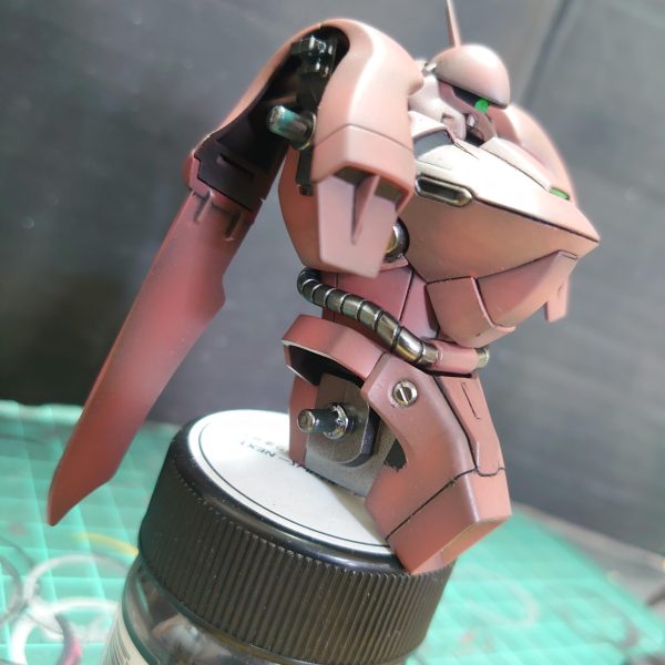 hgucガーベラテトラ、出来る所は合わせ目消しの黒立ち上げで制作します。モノアイは蛍光クリアのランナーを輪切りにして埋め込みました。（5枚目）