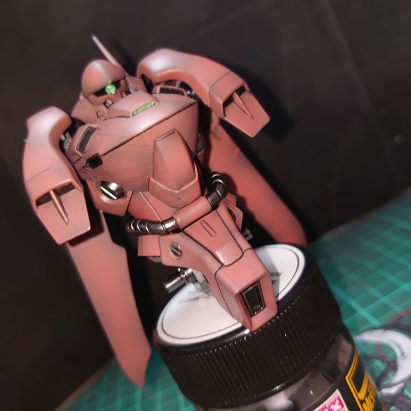 hgucガーベラテトラ、出来る所は合わせ目消しの黒立ち上げで制作します。モノアイは蛍光クリアのランナーを輪切りにして埋め込みました。（4枚目）