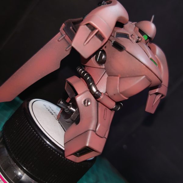hgucガーベラテトラ、出来る所は合わせ目消しの黒立ち上げで制作します。モノアイは蛍光クリアのランナーを輪切りにして埋め込みました。（7枚目）