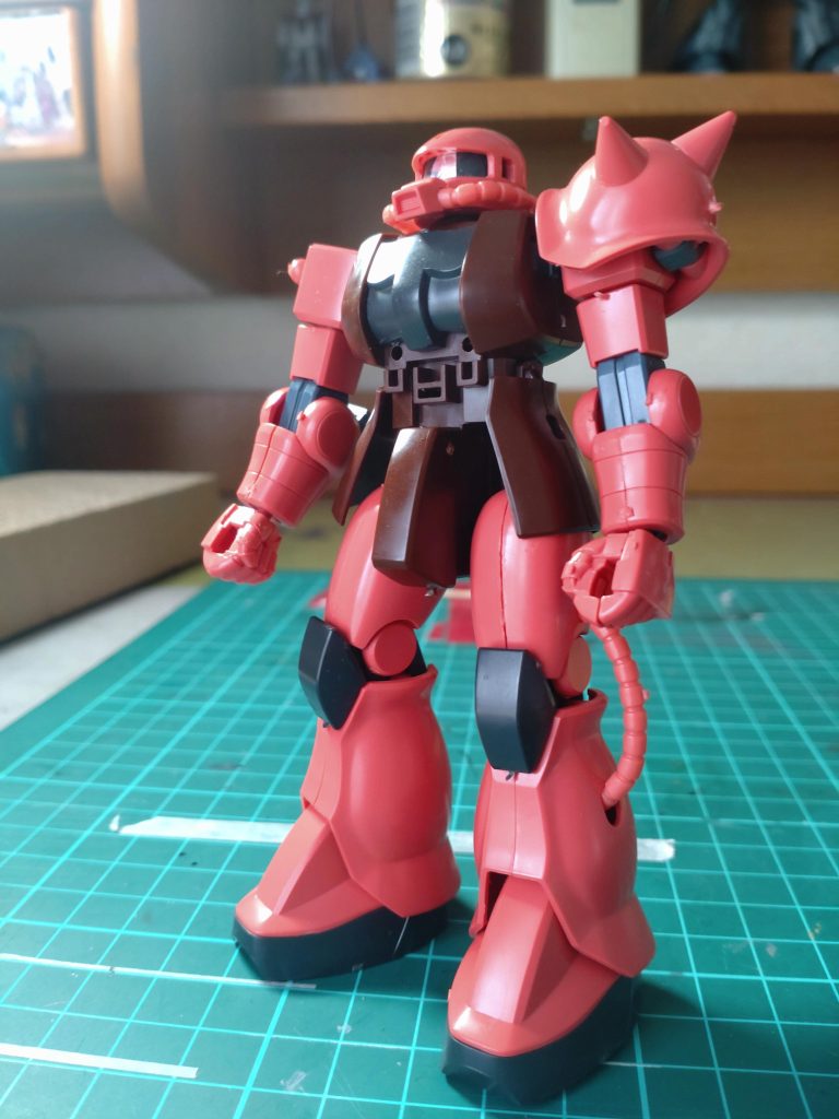 正月に奥さんの実家に行った時壊れたHGのシャアザク貰ってきました。20年くらい前に子供の為に作ったものだそうで、物置から持ってきてくれました。そこからランドセルを拝借しました。シャアザク、ありがとう。