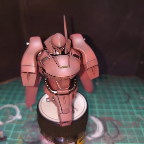 hgucガーベラテトラ、出来る所は合わせ目消しの黒立ち上げで制作します。モノアイは蛍光クリアのランナーを輪切りにして埋め込みました。（6枚目）