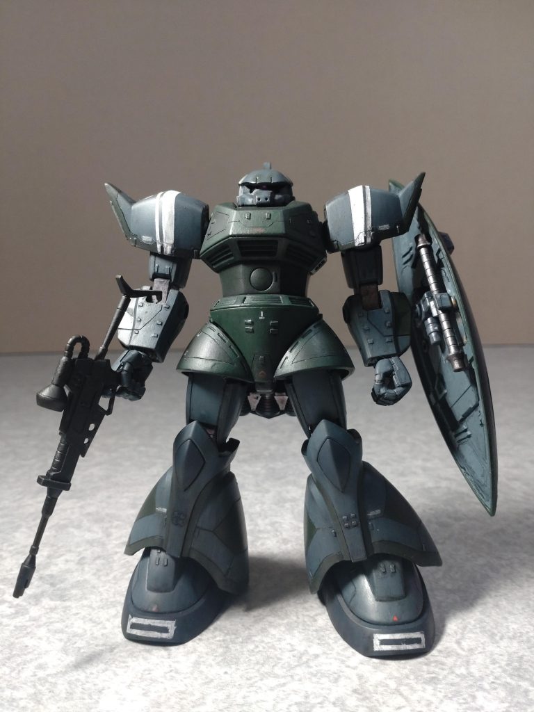 胴を3mm、脚を3mm、計6mm身長を延長しました。また脚の付け根を1.5mm外側に移動しました。ちょっとスマートになりました。スジ彫り施した際に使用したガイドテープを切り刻んでチップとしてボディに貼り付け、ディテールを増やしました。