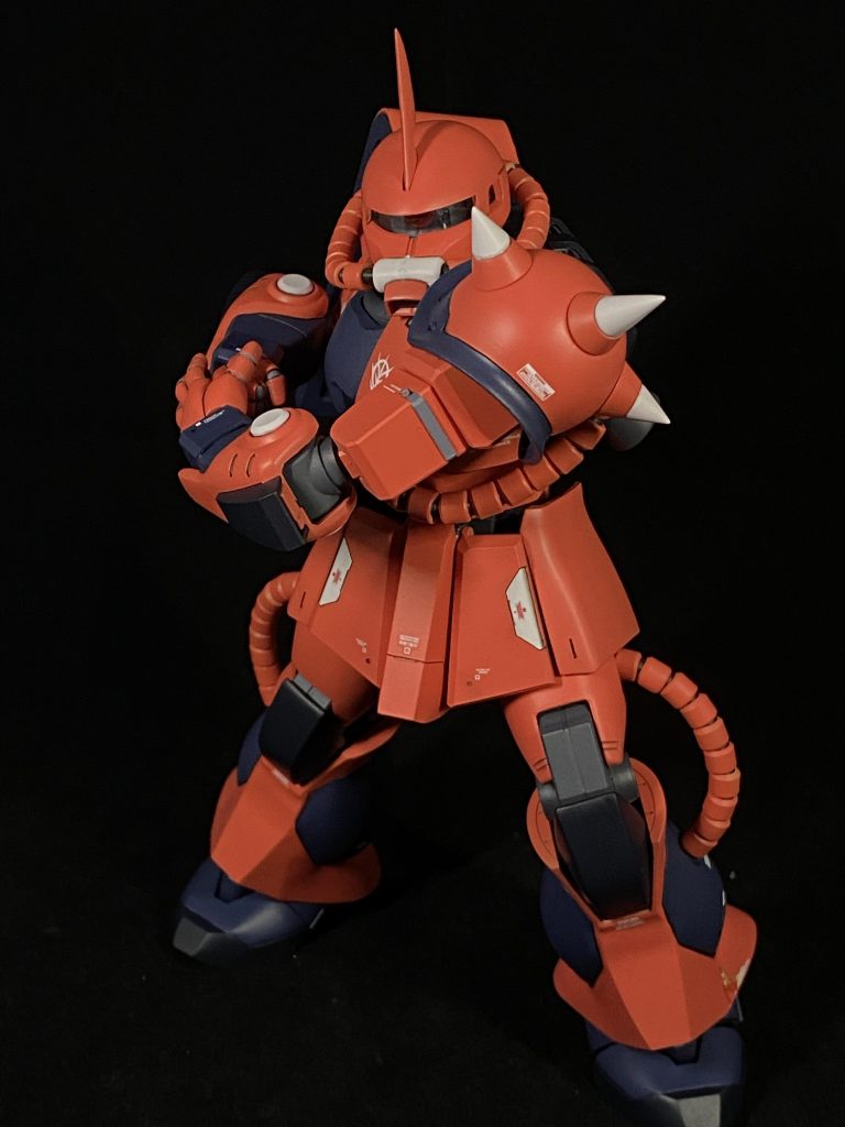 ver1.0は腰が動かないので、別パーツ化して捻ったり前傾姿勢を取らせることができます。腕は90°しか曲がらない物を改造して180°付近まで曲げられるようにし、かつガワラ曲げもできるようにしました。