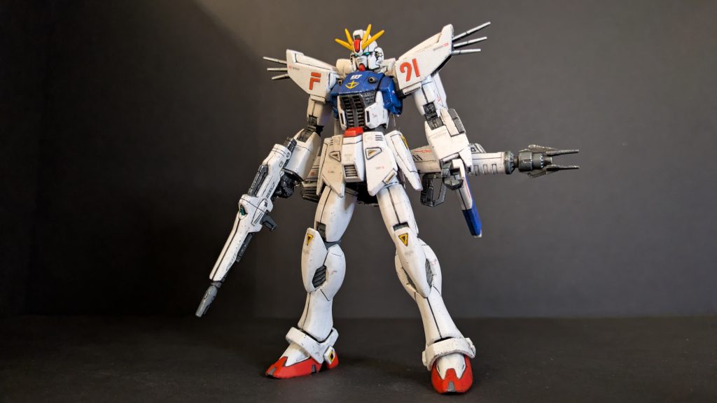 正面から。通常状態の肩放熱フィンは部品が小さくて片方がどこかへ…このため放熱フィンは展開状態の物になっています。