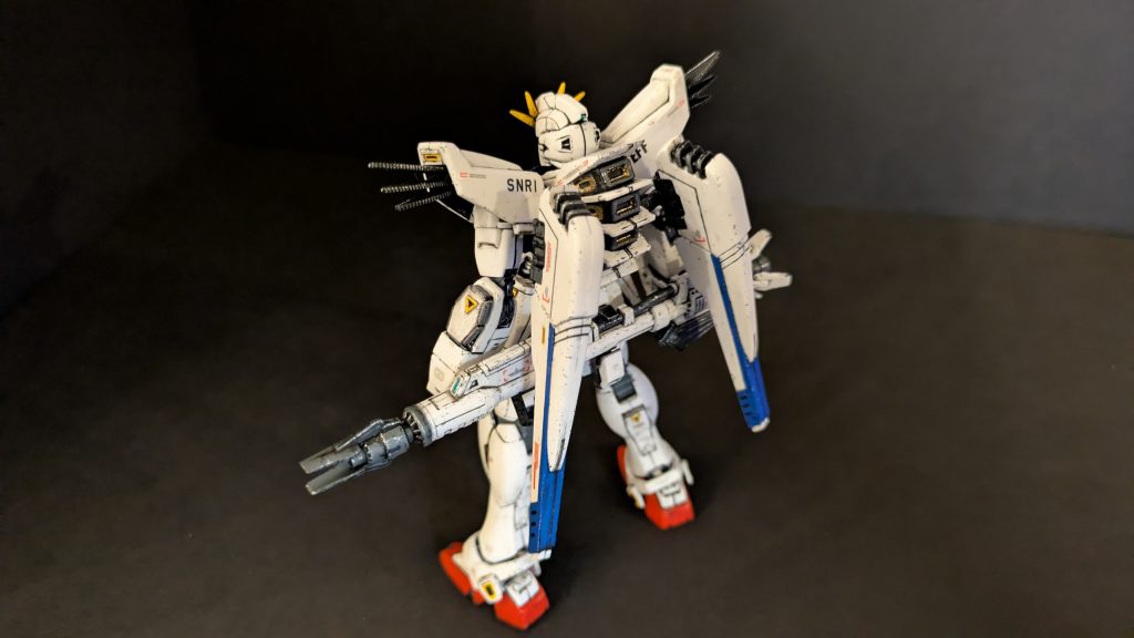 後方から。右肩にEFFを貼ったので、バランスを取りたく左肩にサナリィを入れたのですが、なかなかアルファベットのデカールが真っ直ぐに貼れずイライラ作業でした(gundam-kao10)