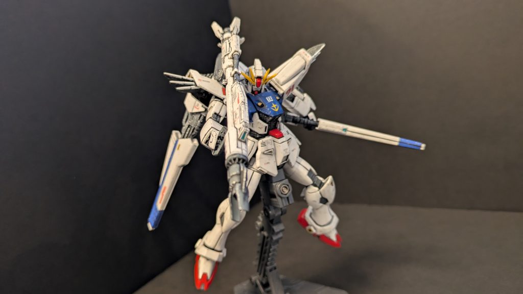 ビーム・ランチャー装備。ここで構えをいじっていたら右ひじのジョイントを骨折し、接着剤で修理しました(gundam-kao9)