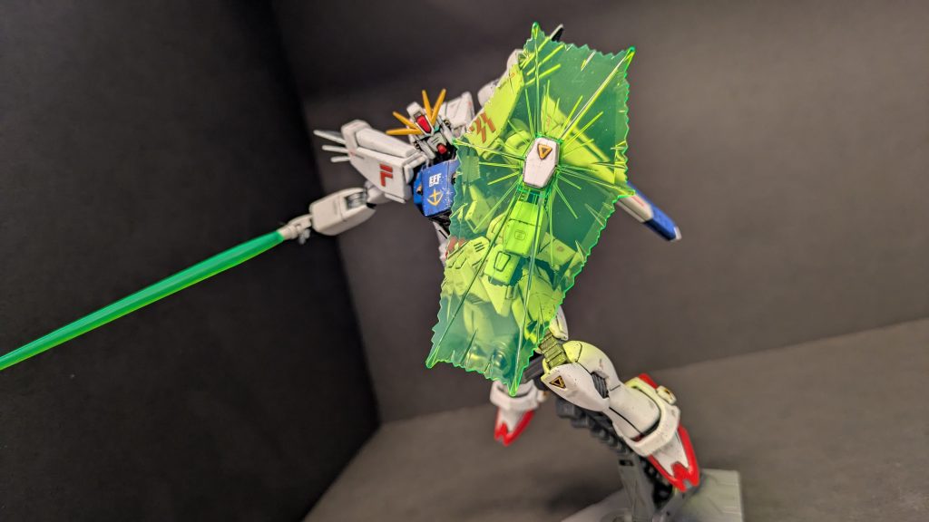 白兵戦。たくさんある細かいアポジモーターの黄色・黒の着色に関して、不器用MAXの自分は塗装を諦めてホイルシールの色付き余白部分を切り貼りしてみました。くるぶしの部分のみ0.3mmのプラ板に色塗って貼り付けています。