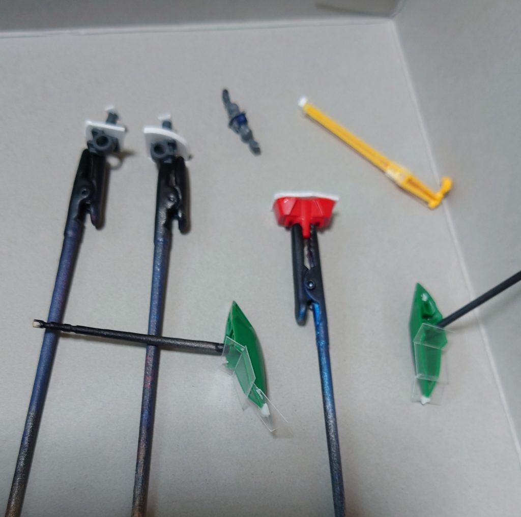 肉抜き穴埋め(一部)と、腹部・太腿関節フレームの延長工作。