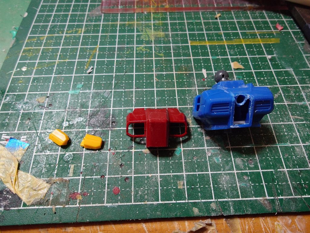 胴体ガンダムの胴の真ん中を削り3ミリ穴を空けています