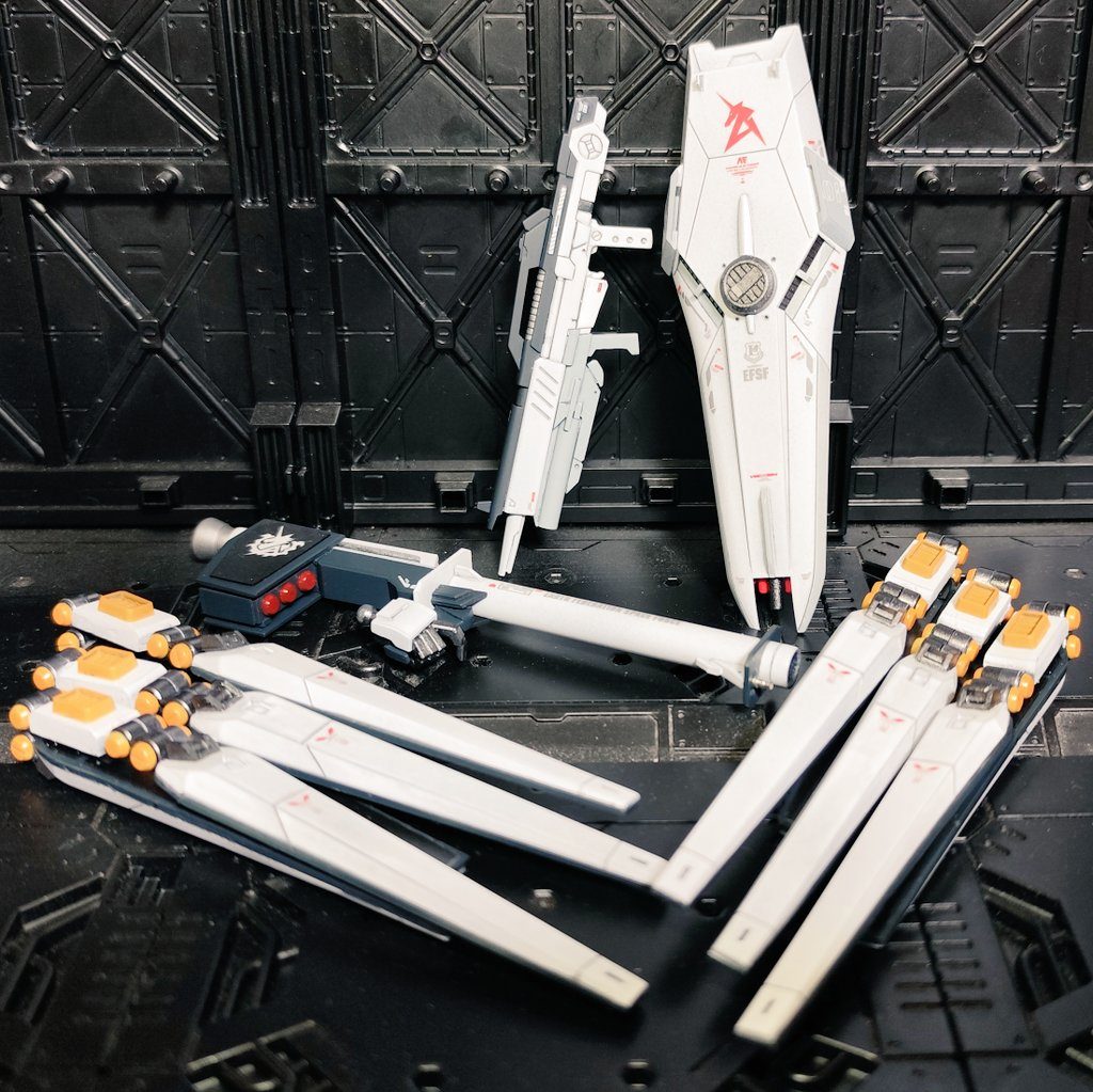 武装いろいろ。とにかくフィンファンネルのフルスクラッチがしんどかったのと、シールドもデカール貼り過ぎて趣味の悪い全身タトゥーみたいな感じになってしまったのがちょっと残念。