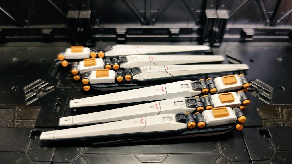 そして今回最大の難所。EGのνガンダムにHGのファンネルを流用する方は多いですが、1,000円のEGだからいろいろ気軽にやってみようと買ったのに、本体より高いファンネルを別途買うのはどうなの?ということで、フィンファンネルを全て自作しました。大昔に買ったHGデルタカイのファンネルからおゆまるで型を取ってレジンで量産、きちんと折り畳めるようにコトブキヤのジョイントパーツで二重関節を作ってプラ板を積層したパーツで繋げて…という感じですが、はっきり言って心が折れました。ジョイントだらけなので折れまくり、微妙に穴の角度が悪いと畳んでもぴったり合わない。細い真鍮線で3つずつ連結していますが、1つ1つばらして開閉も一応可能です。もう心もジョイント部も折れまくりなので、やりませんが。