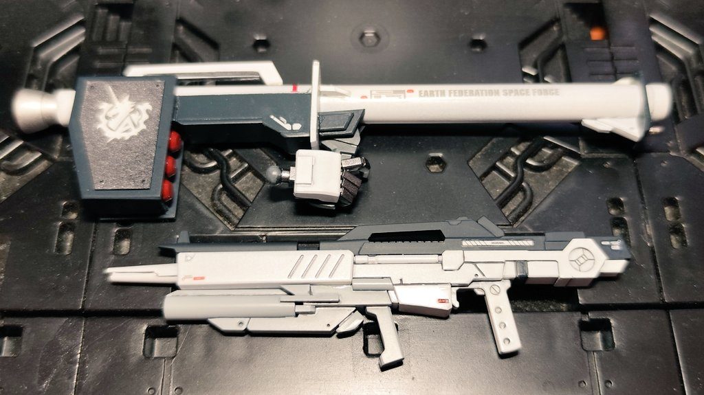 ライフルにはフルスクラッチしたグレネードランチャーを取り付けてみました。シナンジュが確かこんな武装を持っていたなと思って。いかにもプラ素材をくっ付けて作った感は出てしまったけど、結構お気に入りです。