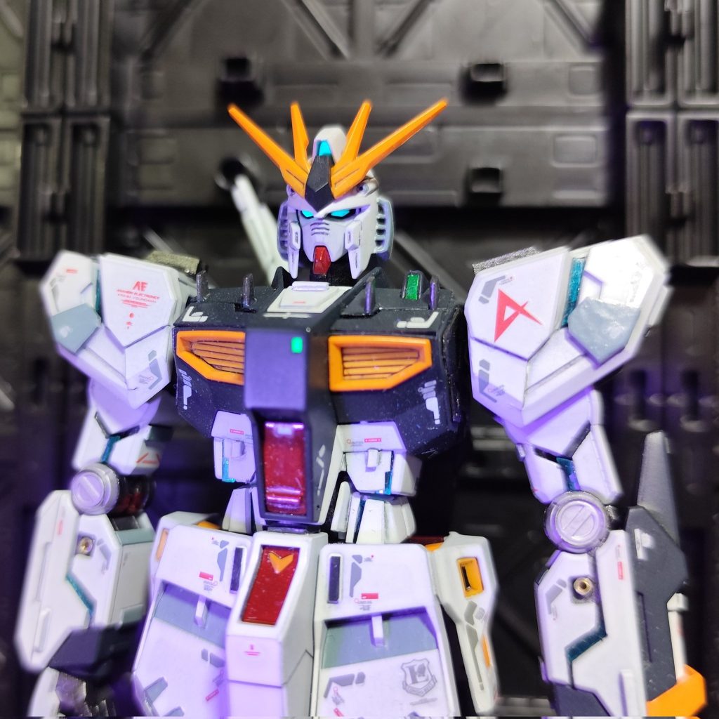 サイコフレームはあまりギラギラ主張しすぎるのも違うかなと思い、内側に蛍光クリア塗料を塗ったのですが、思ったよりもブラックライトで光らない。表面に塗ってもよかったかなあ。この写真では見えないところも含めると、胸部、肩、上腕、腕、ウエスト、リアスカート、太腿、ふくらはぎ、足の甲に仕込んでいます。