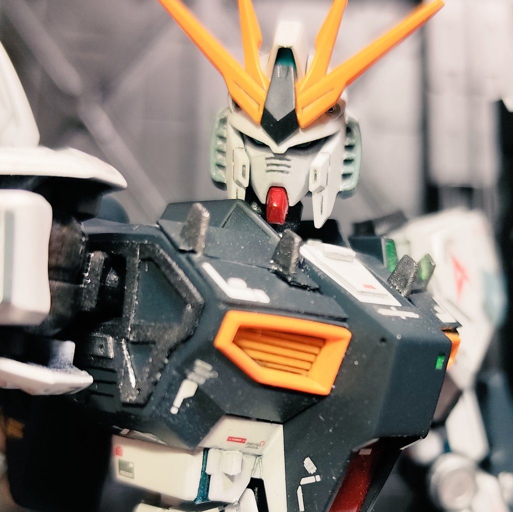 胸部フィンは当然として、脇にトラスっぽい鉄筋を入れてみたかったのですが、本当に難しい。製作期間が長すぎてめちゃくちゃ埃を被ってますね、きったない。すみません。