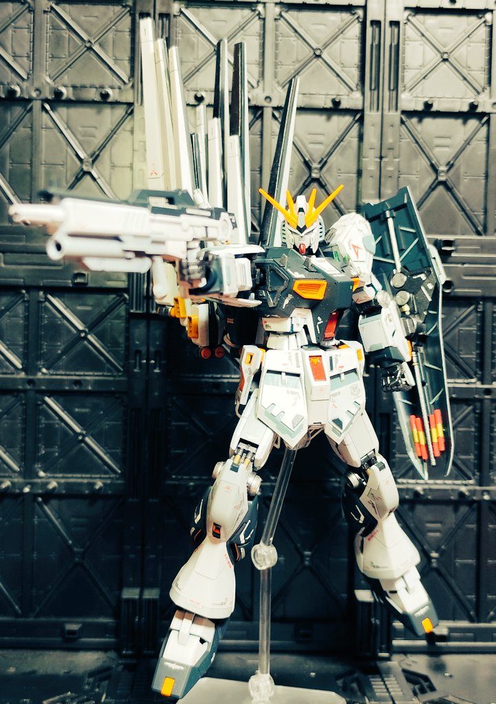 というわけでEG νガンダム、音楽制作の合間を縫って半年くらいかけ、ようやく完成しました。「やれること全部盛り込んでみよう」と始めたけど、やってみて分かったことは、盛り込み過ぎると途中で飽きたりしんどくなってしまうということ。僕程度の素人だと、あれもこれも頑張り過ぎず1つのガンプラに1~2ポイントくらい絞って改造した方がいい。他に今回の反省点としては、フロントスカートのディティールが失敗だったのと、デカール貼り過ぎてうるさくなってしまったこと。張れば張るだけかっこいいと思っていたけど、今回の制作で目が覚めました。バランスが大事。