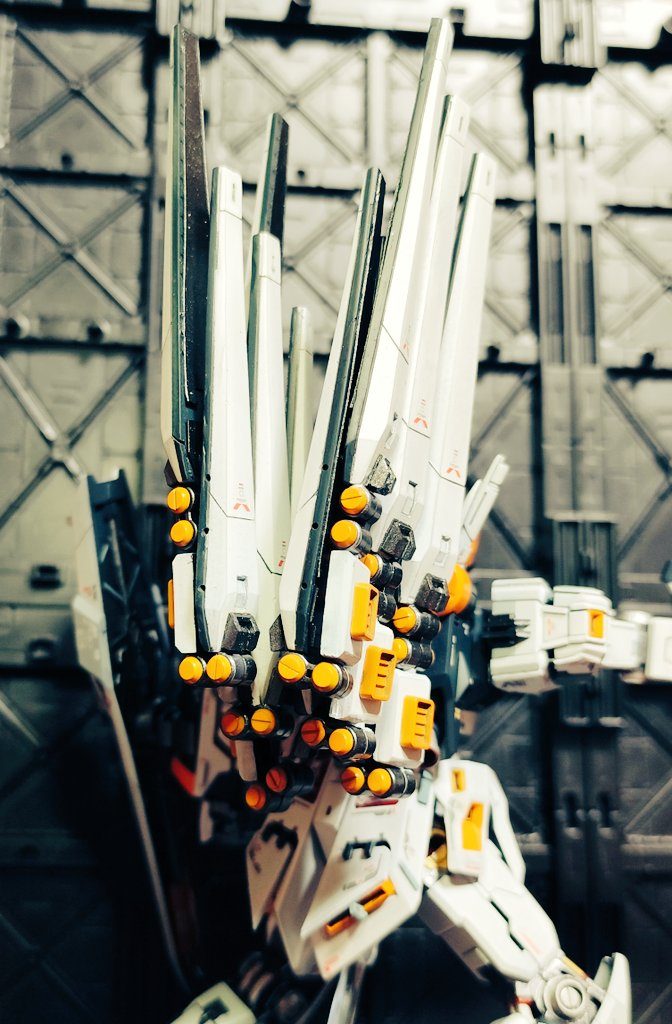 ファンネル有りのバックショット。集合体恐怖症には若干しんどいかもしれないジョイントの数。くの字じゃなくコの字に畳めないと閉じれないので、二重関節にしないといけなくて、本当に大変でした。開閉するだけで簡単に折ることができます。プレイバリューはゼロ。でも試してみたかったのでよし。