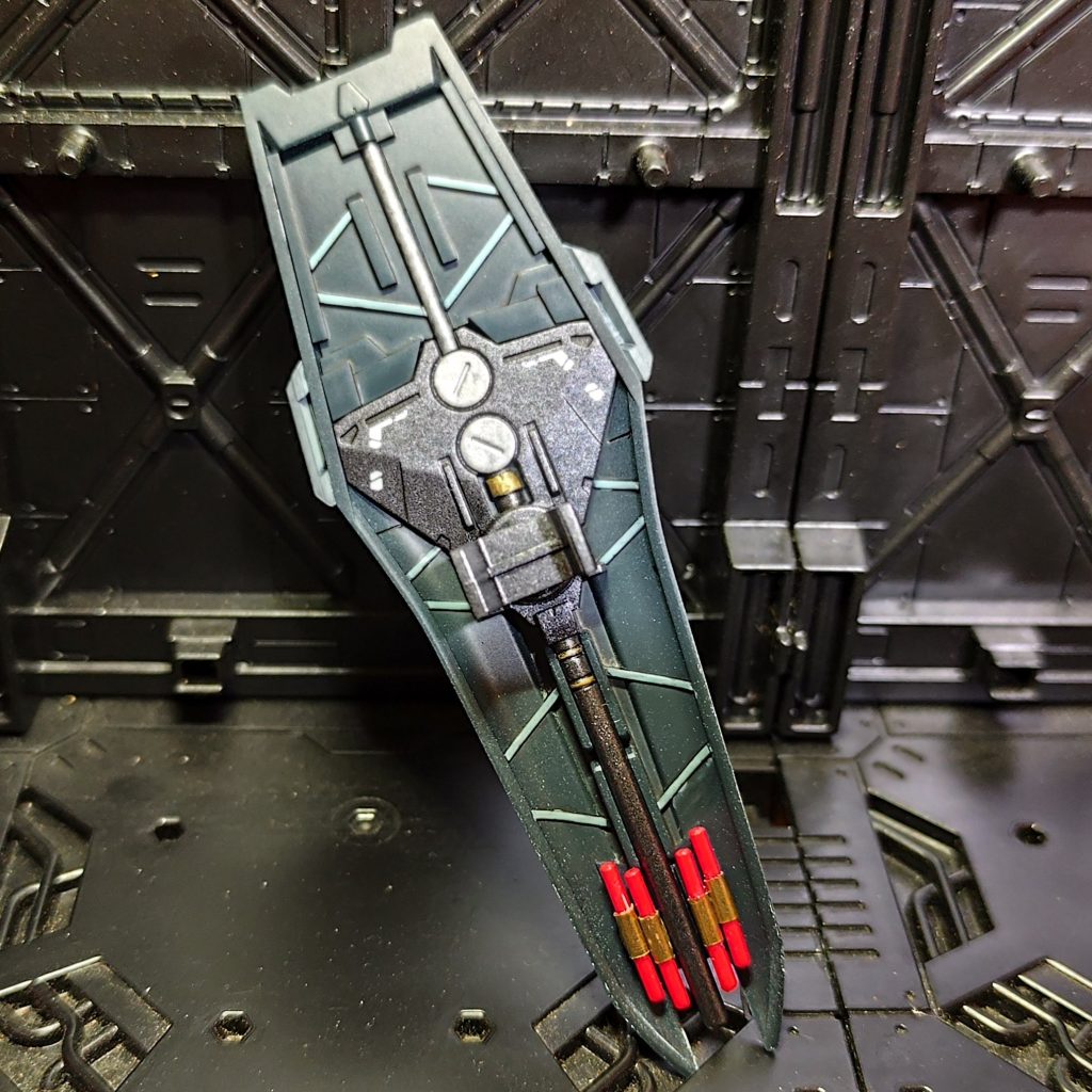 でもシールドの内張りはかなり気に入っています。これ、作った人はご存知と思いますが、上の部分は内張りないんですよ。あとはシールド先端のグレネード?みたいなやつも、元のは塗分けできる気がしなかったので切り飛ばし、真鍮パイプとプラ棒を使って作りました。いいアクセントになっているように思います。