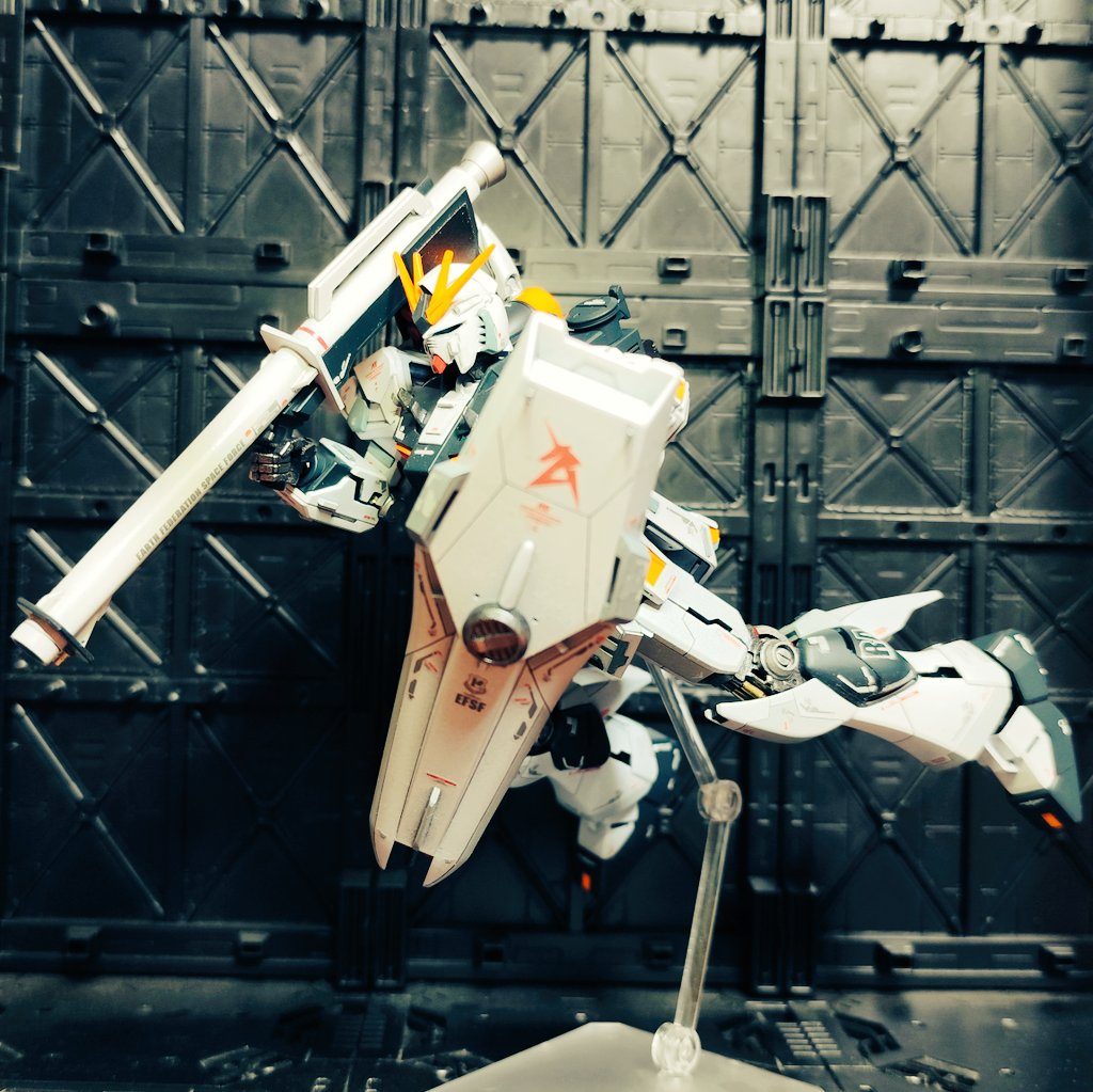 そして今回、武装も頑張りました。プラパイプとプラ板でバズーカはフルスクラッチに挑戦。シールドにはIフィールド発生装置を付けてみましたが、アムロなら別に避けるから要らないのかもしれません。